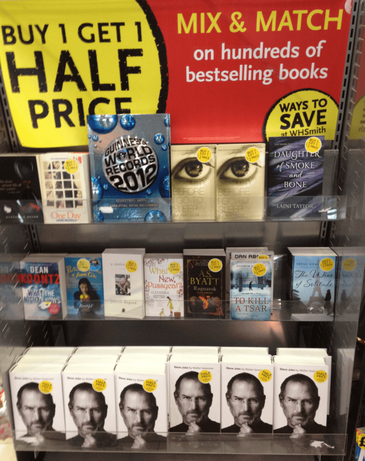 Биография Стива Джобса появилась в аэропорту Хитроу по уникальной цене. Фото.