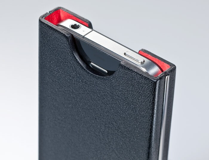 Титан, серебро, кожа и кристалл. Респектабельный гламур ручной работы. Фото.