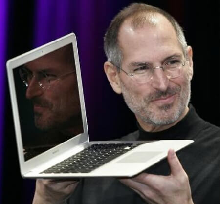 Стив Джобс с MacBook Air Стив Джобс с MacBook Air