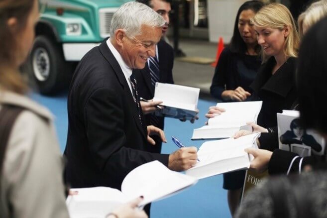 walter-isaacson-signs-steve-jobs-bio walter-isaacson-signs-steve-jobs-bio