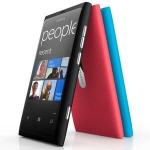 Главы Nokia и Microsoft представили долгожданную Lumia 900. Фото.