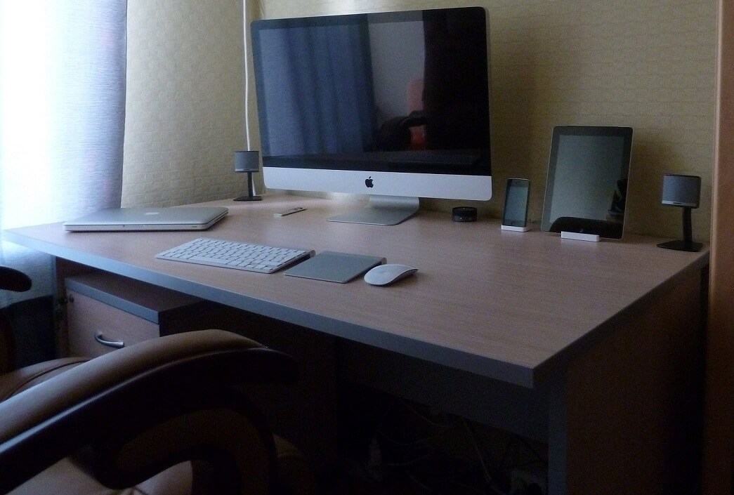 рабочее место и iMac рабочее место и iMac
