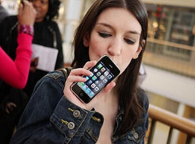 Девушка поцеловала iPhone Девушка поцеловала iPhone