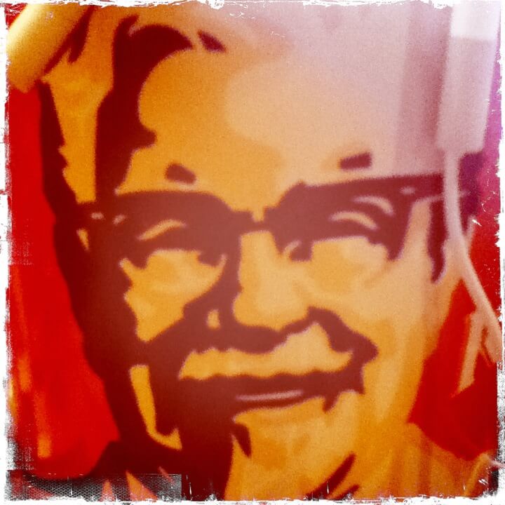 Он рекомендует тебе скачать Hipstamatic Он рекомендует тебе скачать Hipstamatic