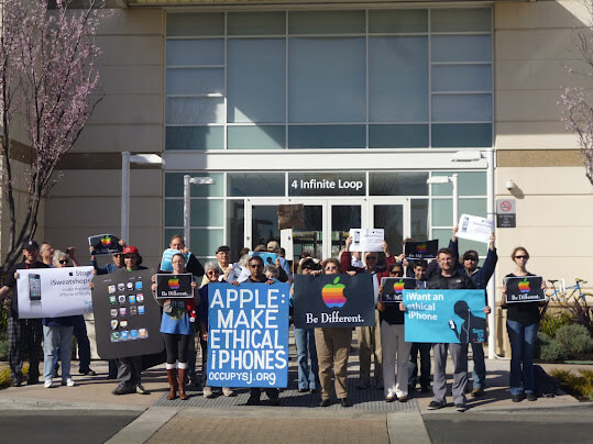 Собрание акционеров Apple сопровождалось акцией протеста Собрание акционеров Apple сопровождалось акцией протеста