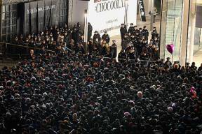 apple-iphone-4s-crowd apple-iphone-4s-crowd