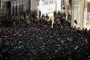 apple-iphone-4s-crowd apple-iphone-4s-crowd