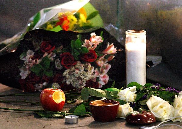 Фанаты продолжают совершать паломничества к дому Стива Джобса Фанаты продолжают совершать паломничества к дому Стива Джобса