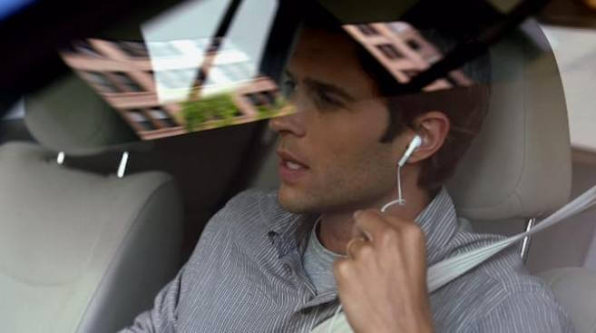 iphone-4s-advert-siri-guy-in-a-car iphone-4s-advert-siri-guy-in-a-car