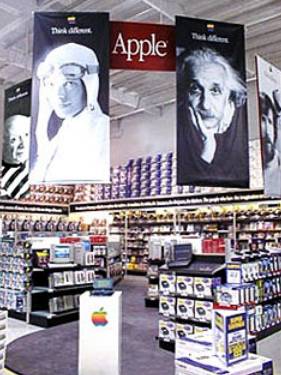 Первые магазины Apple располагались в задней части торговых точек сети CompUSA Первые магазины Apple располагались в задней части торговых точек сети CompUSA