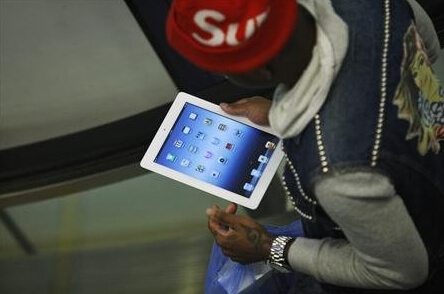 Покупатель проверяет свой новый iPad Покупатель проверяет свой новый iPad