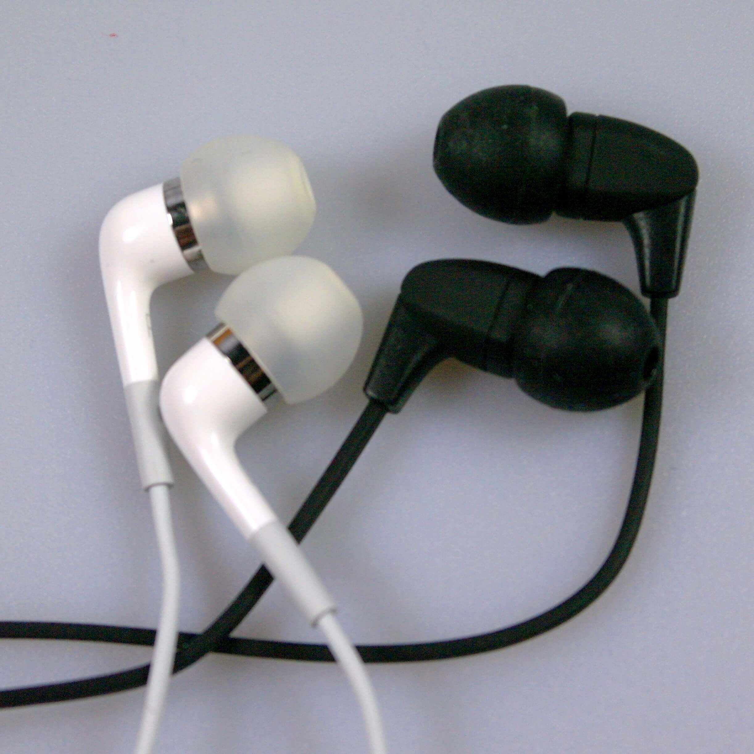 С Apple InEar С Apple InEar
