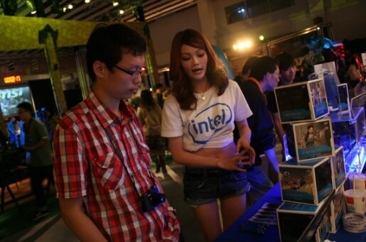 Девушка в футболке Intel Девушка в футболке Intel