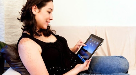 Девушка читает iPad Девушка читает iPad