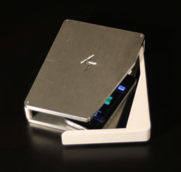 PhoneSoap продезинфицирует и зарядит ваш смартфон. Фото.