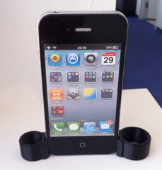 AirClip позволяет держать iPhone всего двумя пальцами. Фото.