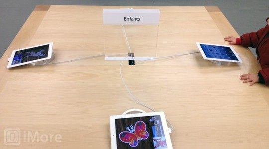 Детский столик с iPad в Apple Store Детский столик с iPad в Apple Store