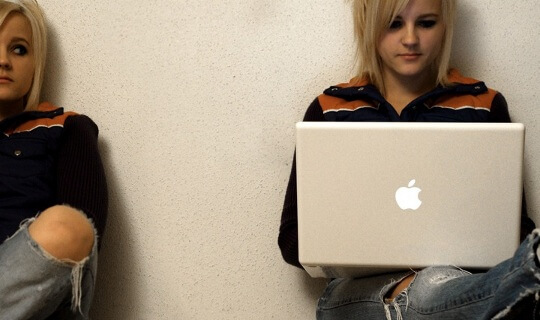 Девушка и MacBook Девушка и MacBook