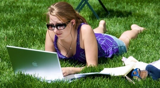 Девушка на природе с MacBook Air Девушка на природе с MacBook Air