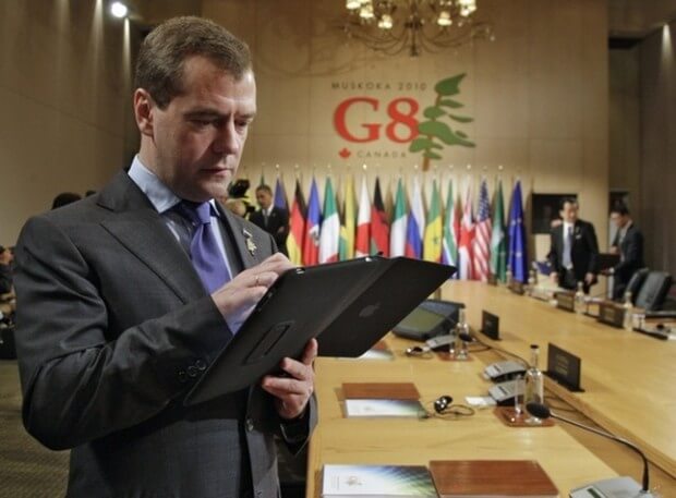 Medved_love_iPad_very_much Medved_love_iPad_very_much