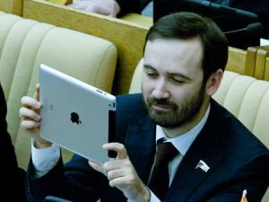 Депутата Гудкова заподозрили в контрабанде iPhone и iPad Депутата Гудкова заподозрили в контрабанде iPhone и iPad