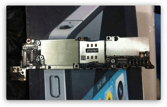 Плата лежит на коробке от iPhone 4 Плата лежит на коробке от iPhone 4