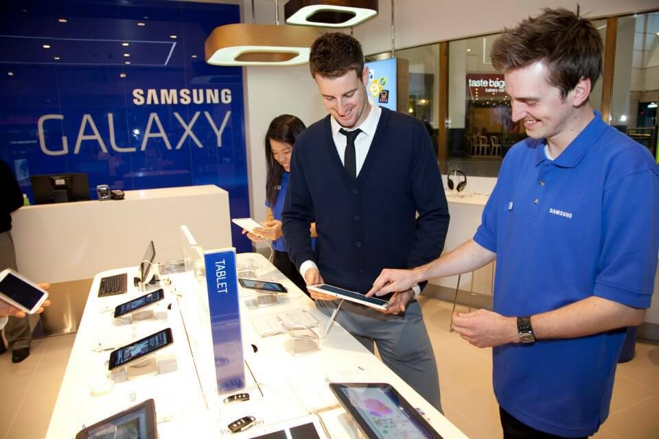 Футболки у продавцов в магазинах Apple Store и Samsung Store отличаются Футболки у продавцов в магазинах Apple Store и Samsung Store отличаются