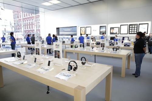 Apple Opens New Store In Chicago's Lincoln Park Neighborhood Apple Opens New Store In Chicago's Lincoln Park Neighborhood