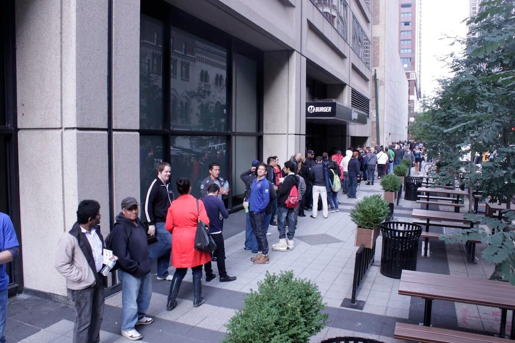 Очередь в Apple Store Очередь в Apple Store