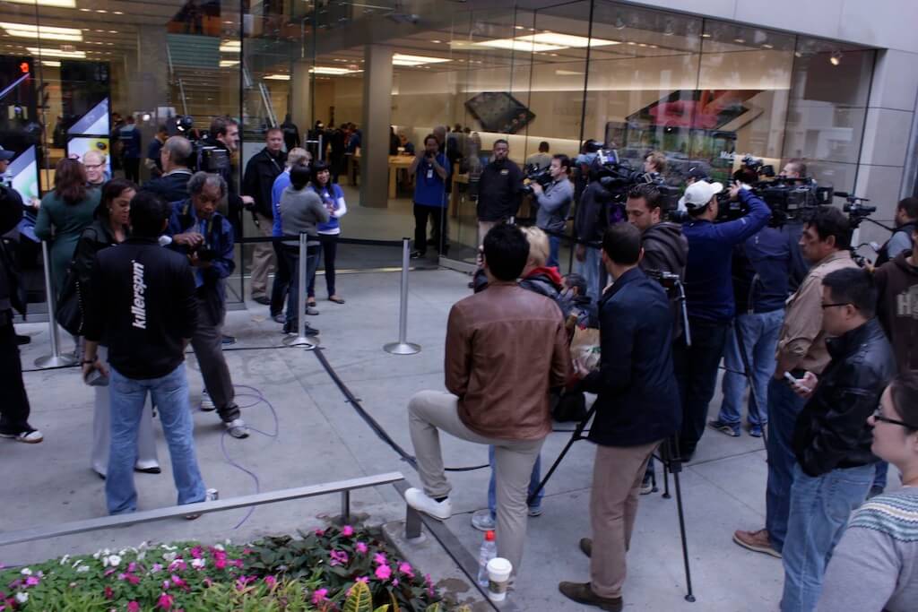 Напротив входа в Apple Store Напротив входа в Apple Store