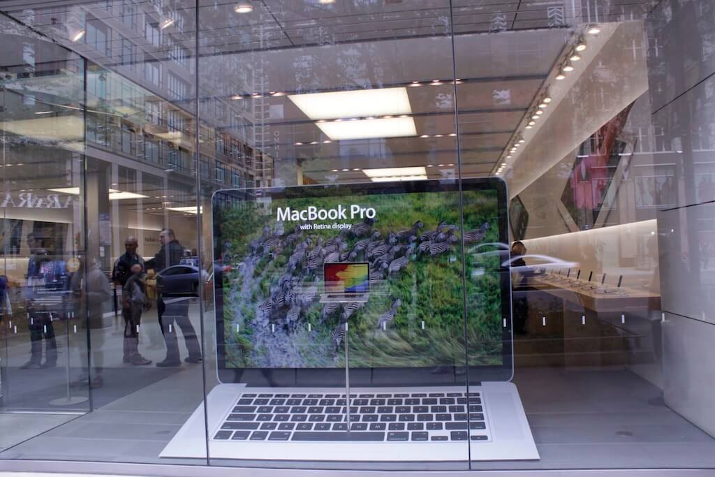 Витрина с MacBook Pro Витрина с MacBook Pro