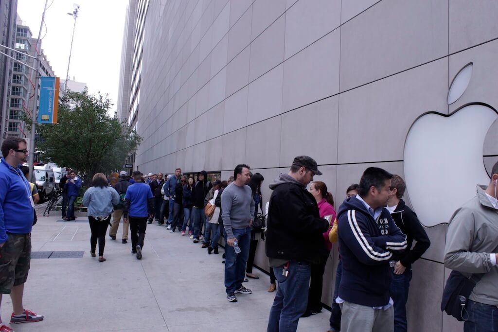 Очередь перед входом в Apple Store Очередь перед входом в Apple Store
