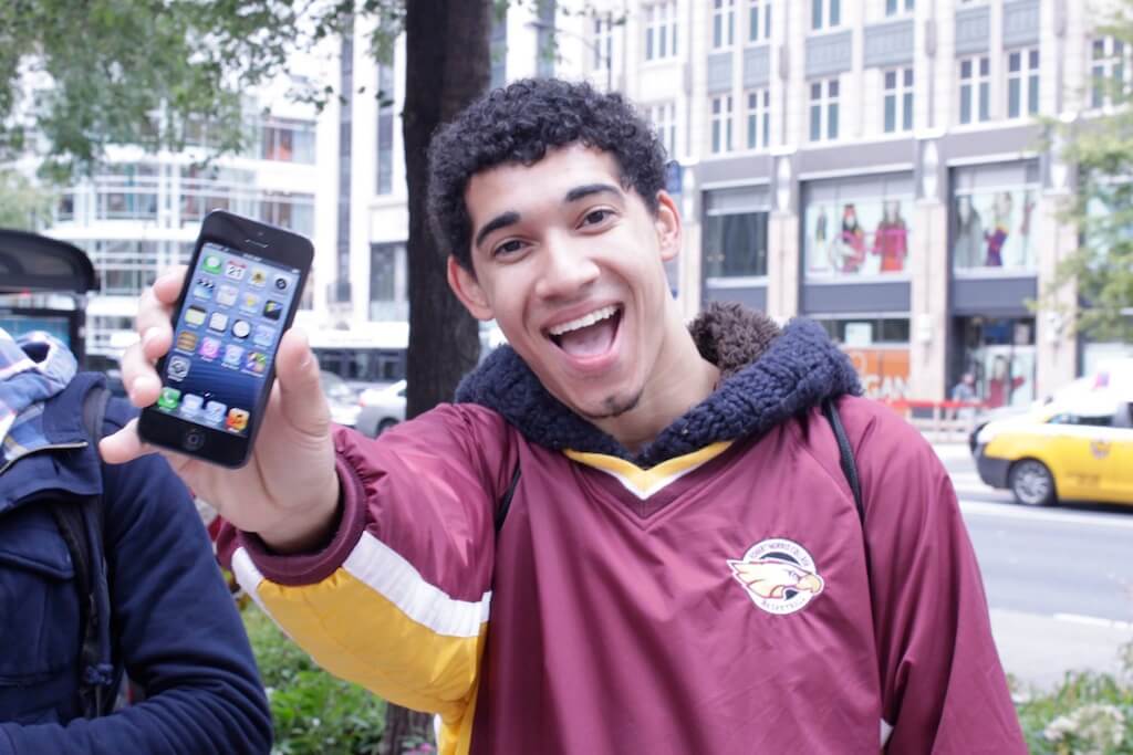 Счастливый парнишка с iPhone 5 Счастливый парнишка с iPhone 5