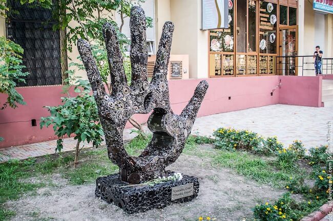 В Одессе установлена скульптура памяти Стива Джобса В Одессе установлена скульптура памяти Стива Джобса