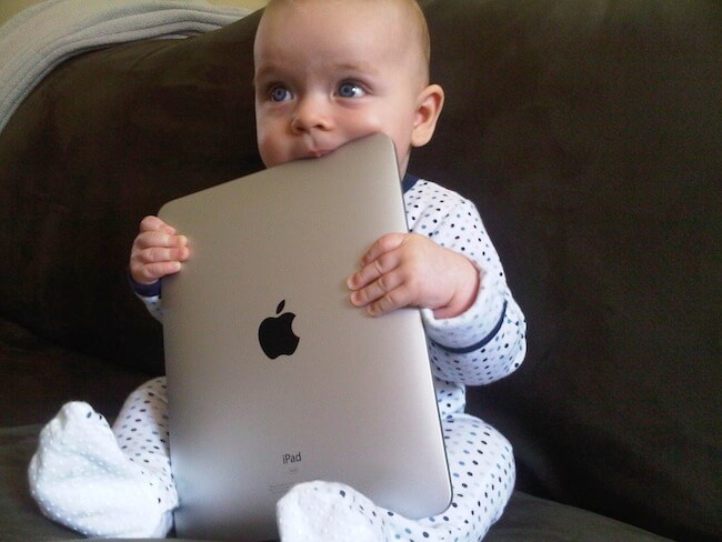 Малыш ест iPad Малыш ест iPad