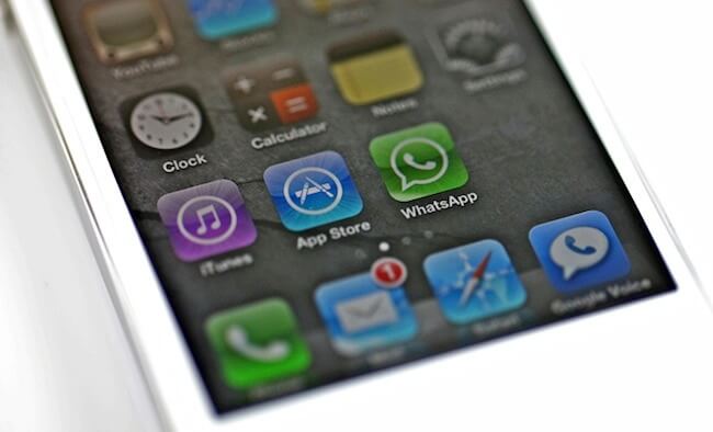 WhatsApp обвиняют в незаконном сборе данных whatsapp-iphone