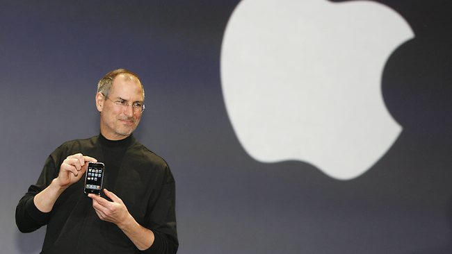 Стив Джобс анонсирует iPhone Стив Джобс анонсирует iPhone