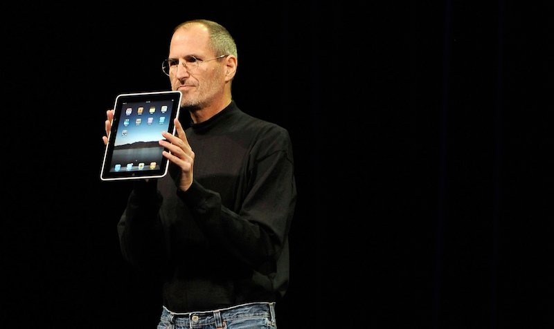Стив показывает iPad Стив показывает iPad