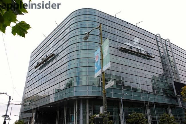 Яблоко на фасаде Moscone Center Яблоко на фасаде Moscone Center
