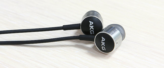 AKG AKG