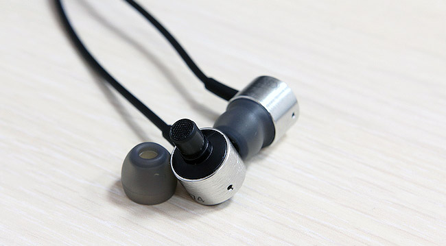 AKG AKG