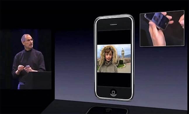 Стив Джобс показал первый iPhone в январе 2007 года Стив Джобс показал первый iPhone в январе 2007 года
