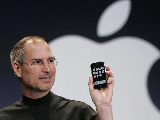Стив Джобс показывает первый iPhone Стив Джобс показывает первый iPhone