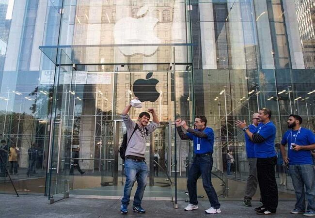 Счастливый покупатель iPhone Счастливый покупатель iPhone