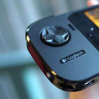 Logitech Powershell — геймпад для iPhone. Фото.