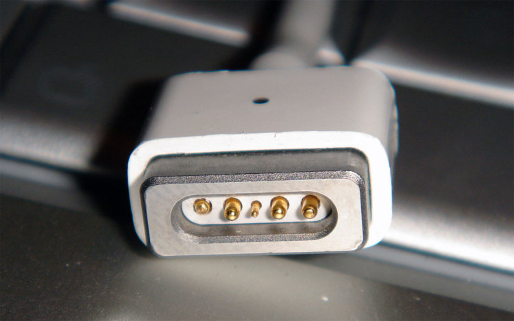 Не заряжается MacBook? Решение проблемы. Фото.