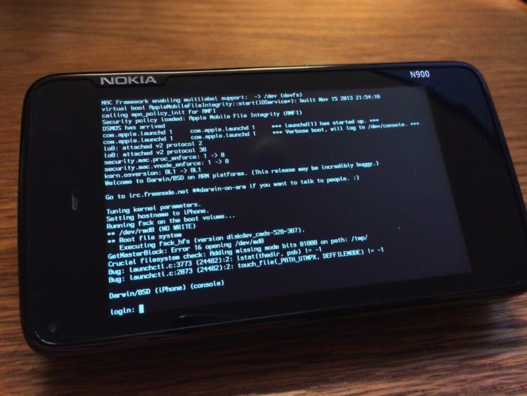 Apple переманила на работу одного из разработчиков джейлбрейка. Apple переманила на работу одного из разработчиков джейлбрейка. Фото.