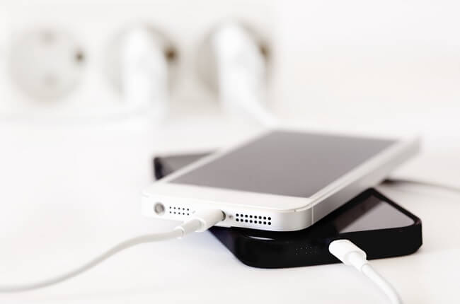 iPhone на зарядке iPhone на зарядке