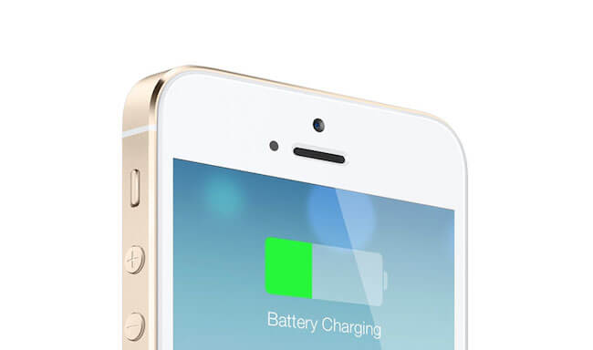 iPhone на зарядке iPhone на зарядке