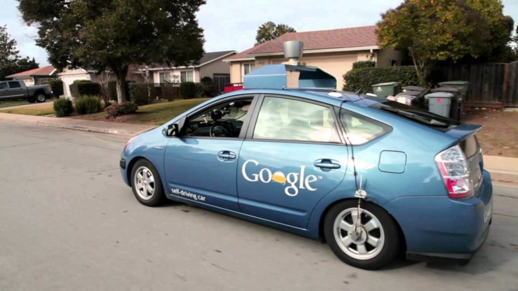 Google представила конкурента CarPlay. Фото.